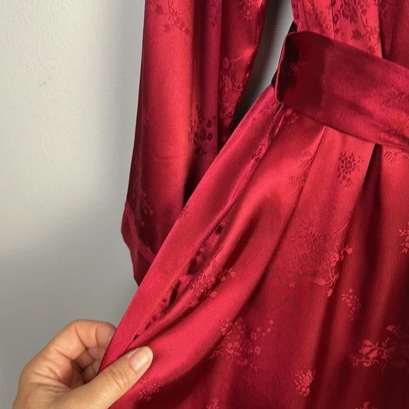 NEW Jones New York Solid Satin Jacquard Robe in Red Size L/XL Attached Belt Soft
